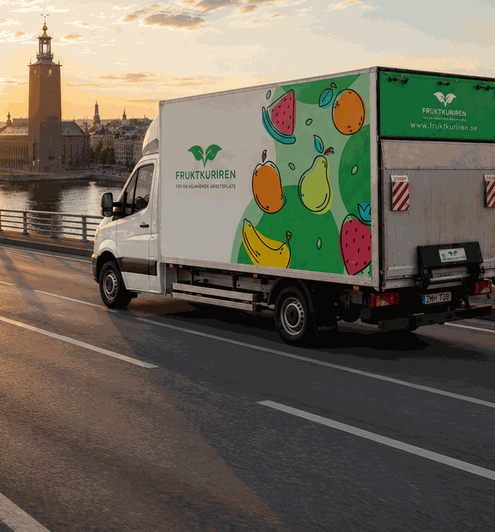 Fruktkurirens leveransbil kör över en bro i Stockholm